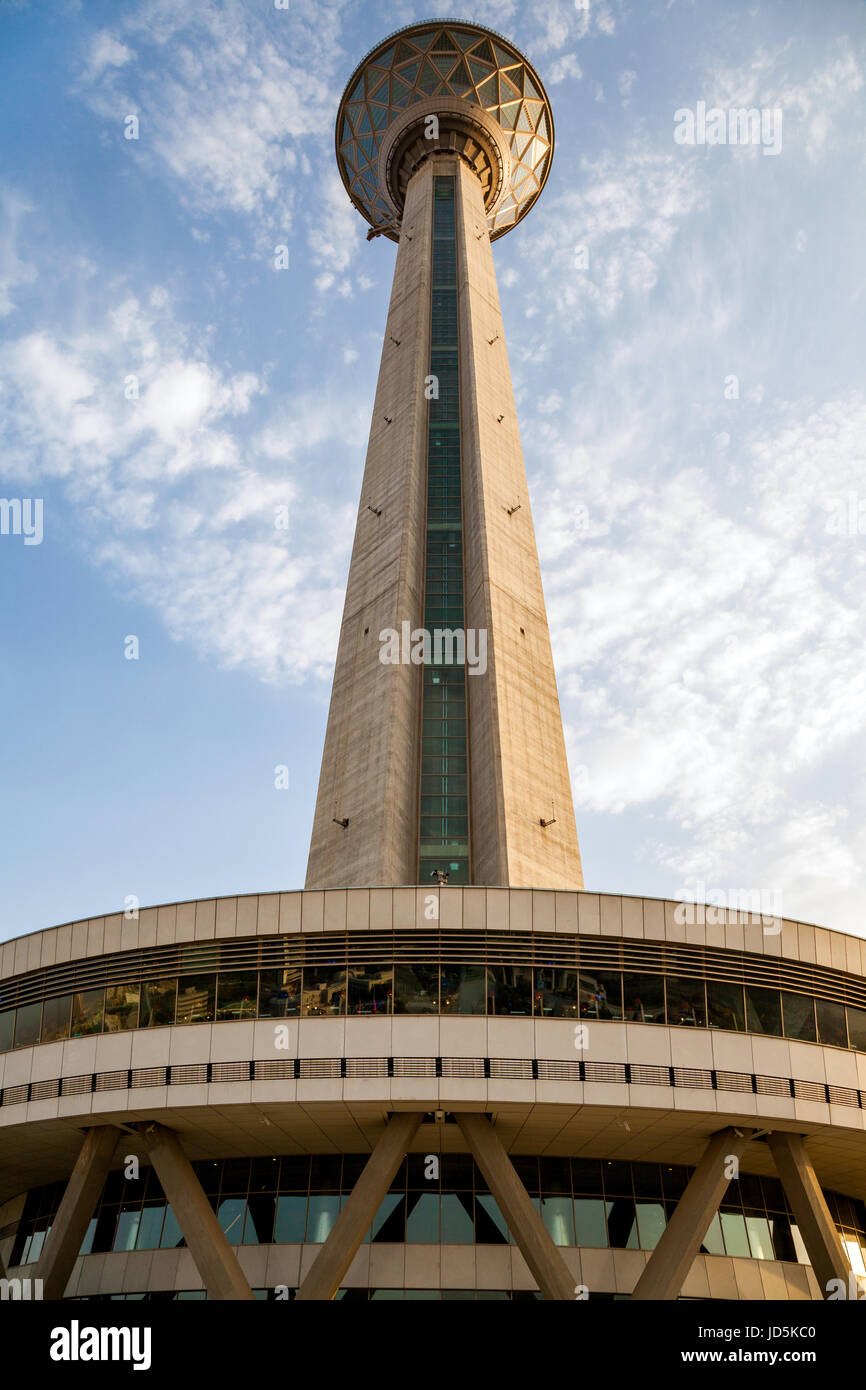 Milad tower a Teheran capitale dell Iran. il sesto più alto la torre e la ventiquattresima più alto struttura autoportante in tutto il mondo. Foto Stock