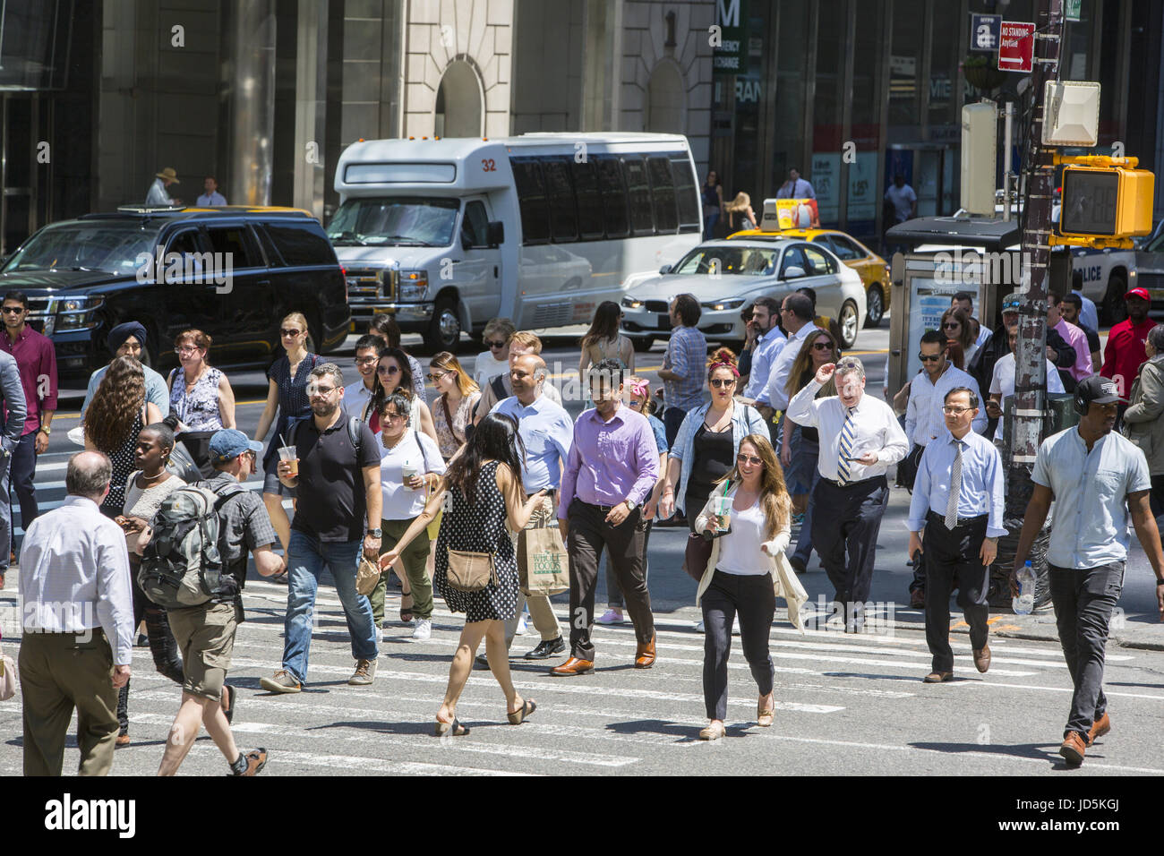 La Folla di pedoni attraversare la Quinta Avenue lungo la 42nd Street nel centro di Manhattan. Foto Stock