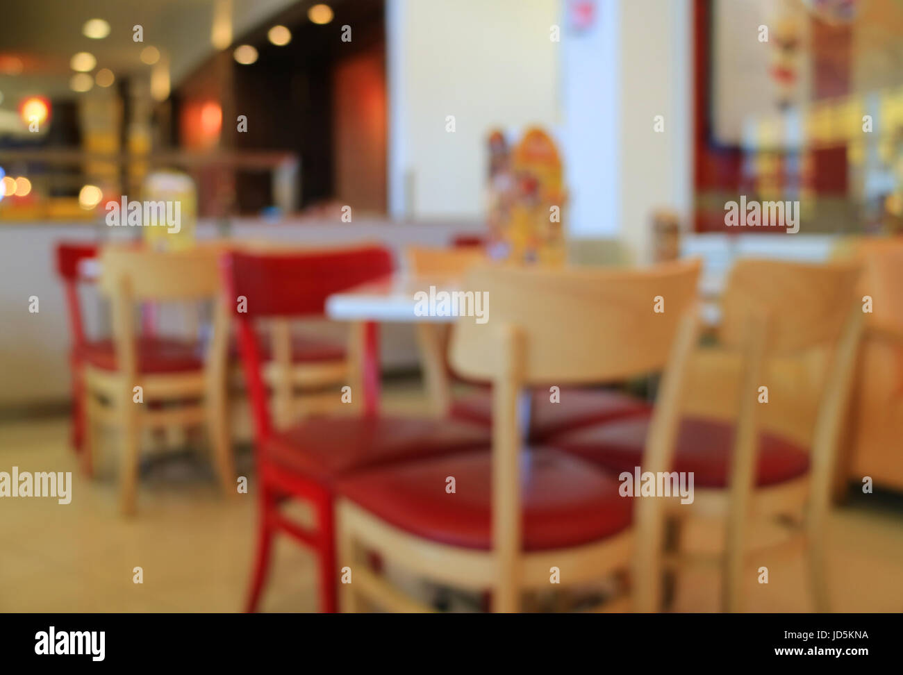 Al di fuori della messa a fuoco la foto di un ristorante cafe con colorati tavoli e sedie, per lo sfondo Foto Stock