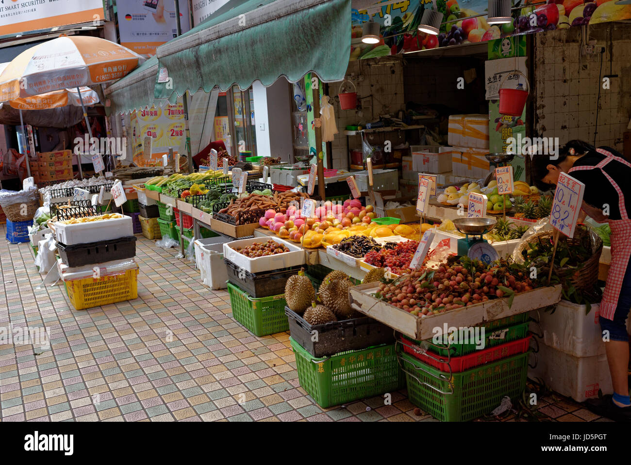 Stand gastronomici e i mercati sono comuni in Isola di Hong Kong Foto Stock
