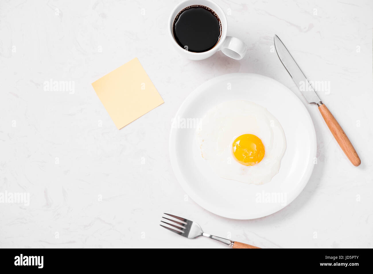 Vista superiore della tradizionale facile sana colazione veloce pasto fatto di uova fritte servite su un piatto. Foto Stock