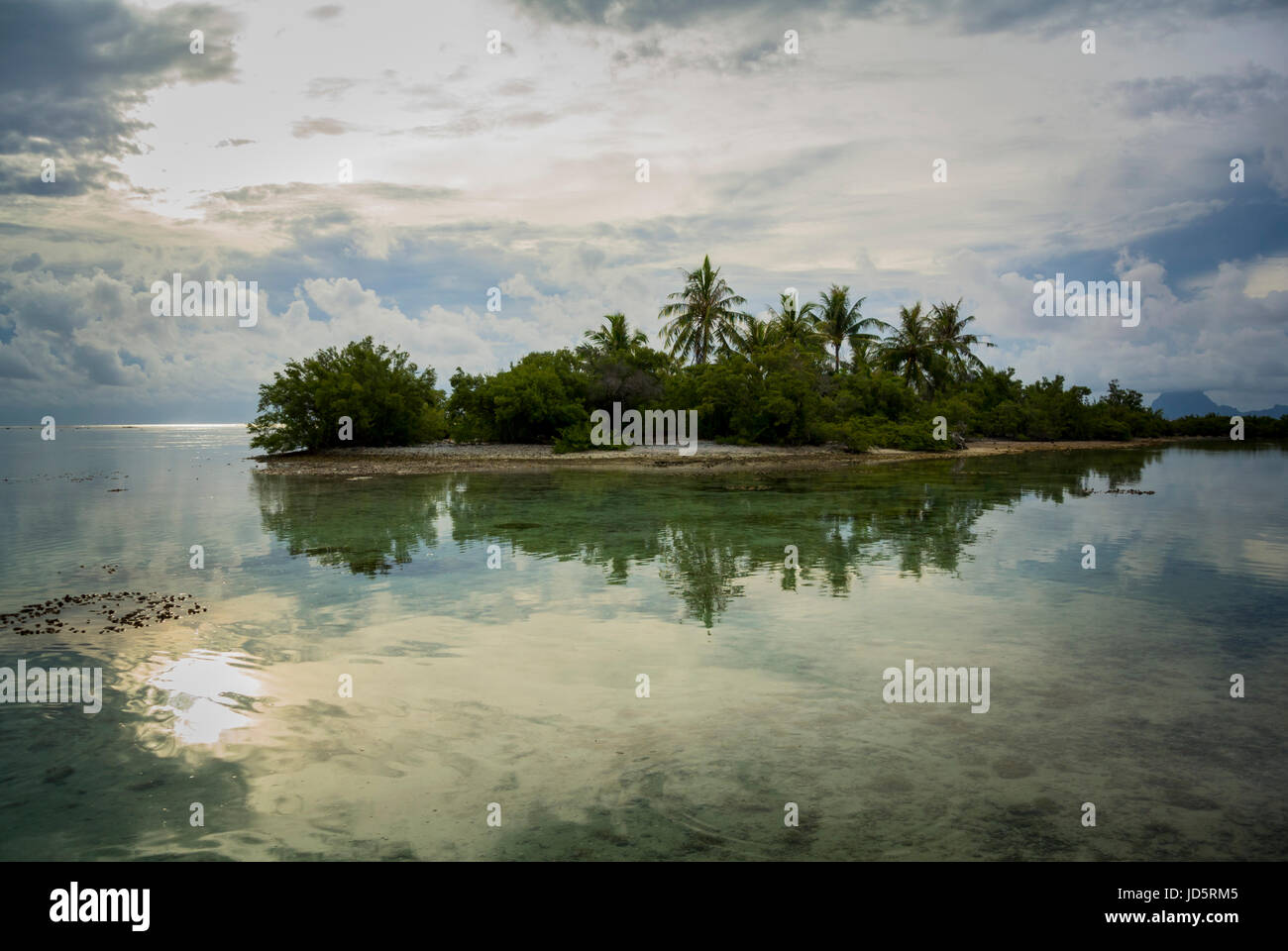 Vista panoramica di isola di Tahaa durante suntset, Tahiti, Polinesia Foto Stock