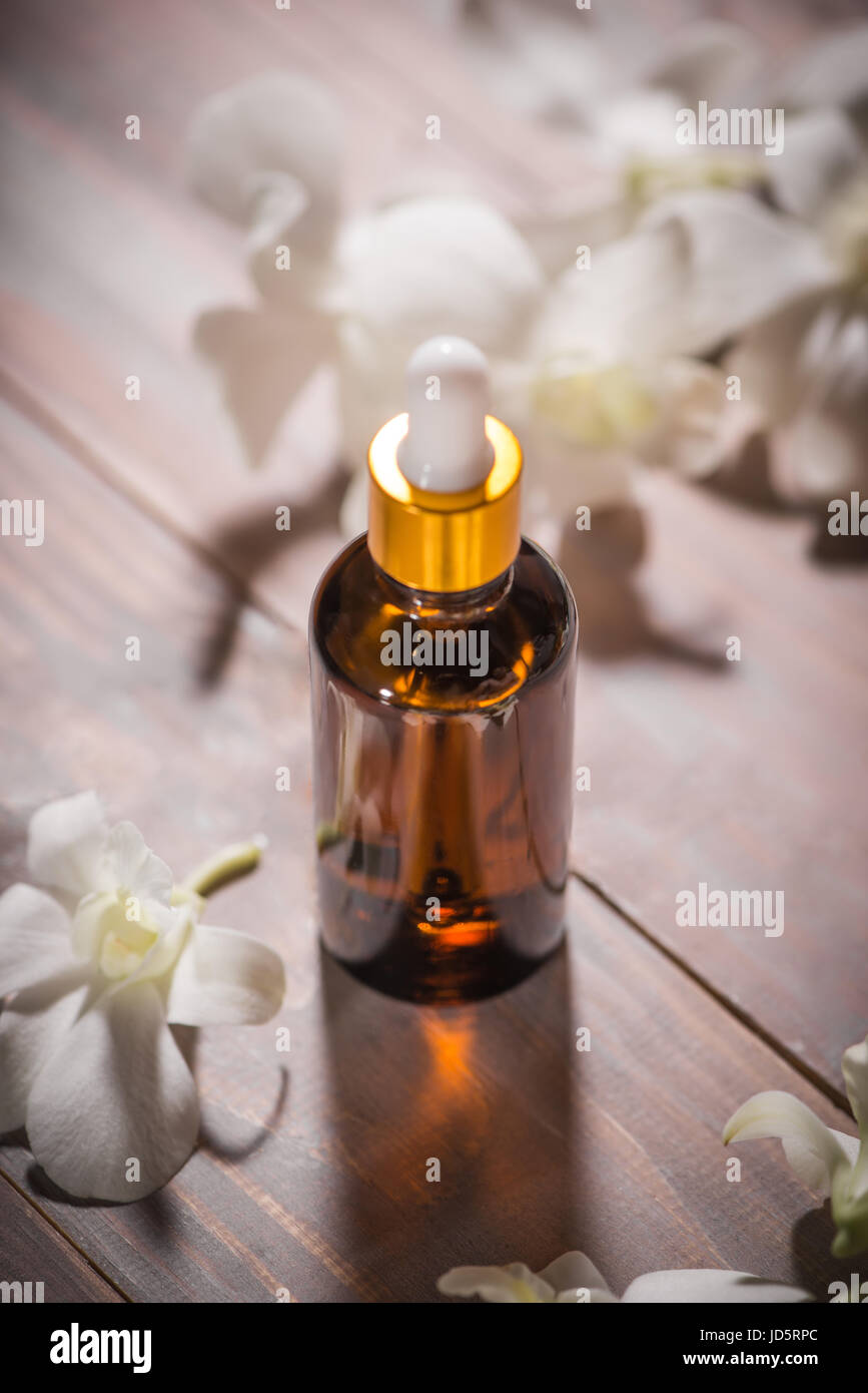 Bottiglia di profumo olio essenziale o spa e naturale olio di fragranza Foto Stock