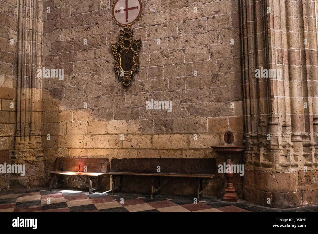 SEGOVIA, Spagna, - Giugno 3, 2017: interno nella Cattedrale di Nostra Signora dell'Assunzione, angolo di ritiro e preghiera illuminato dalla luce del sole Foto Stock