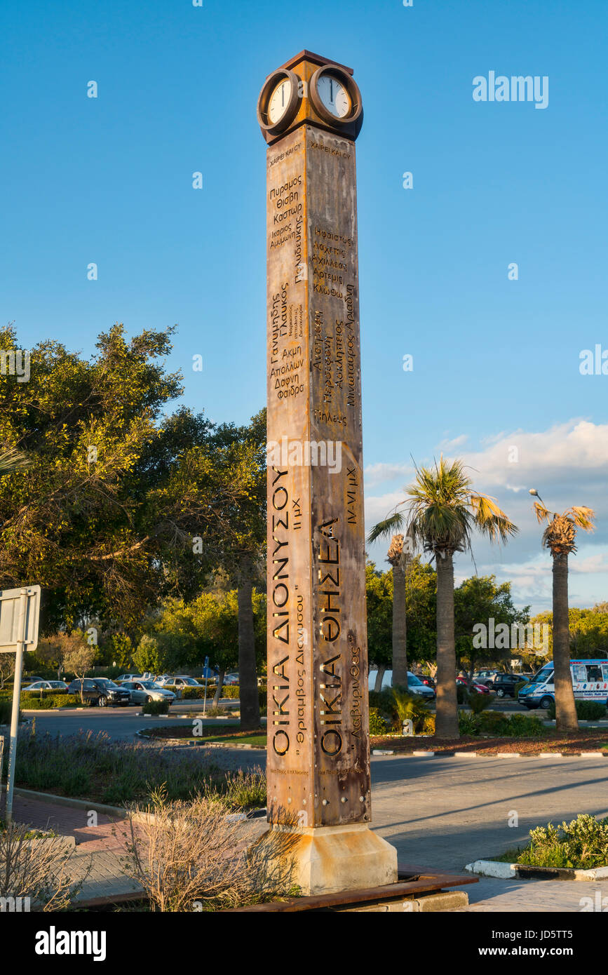 Porto di Paphos, moderno obelisco, fronte mare, Cipro Foto Stock