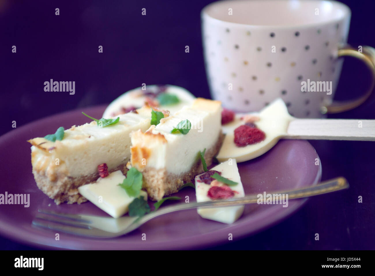 Torta di formaggio dessert con cioccolato lecca-lecca e tazza da caffè Foto Stock