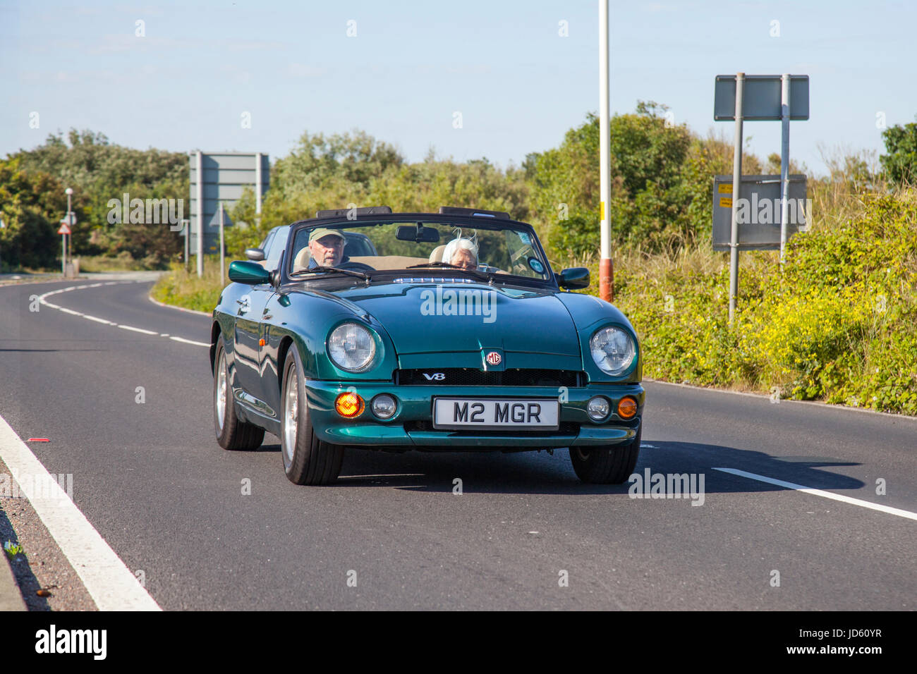 1994 90s Green MG RV8; veicoli d'epoca classici, da collezione restaurati in arrivo per il Woodvale Rally, Southport, Merseyside, Regno Unito. Foto Stock
