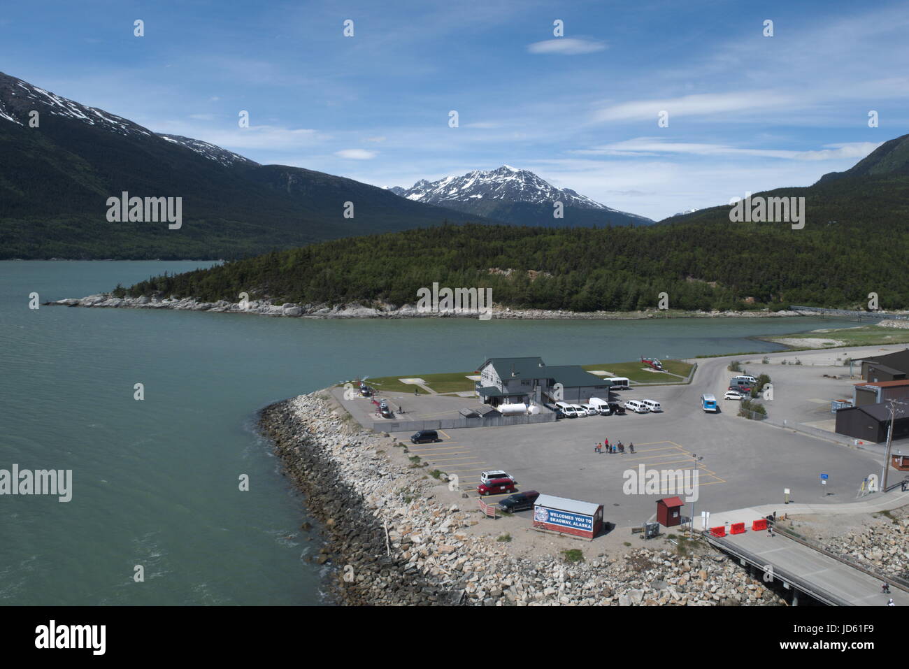 La terra del sole di mezzanotte. Skagway in Alaska celebre per il suo oro ma ora è un famoso porto crocieristico. Foto Stock