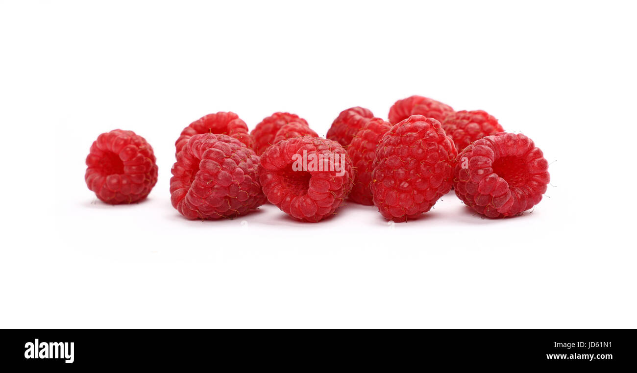 Gruppo di freschi maturi rosso lampone maturo di frutti di bosco isolato su sfondo bianco, vicino fino a basso angolo di visione Foto Stock