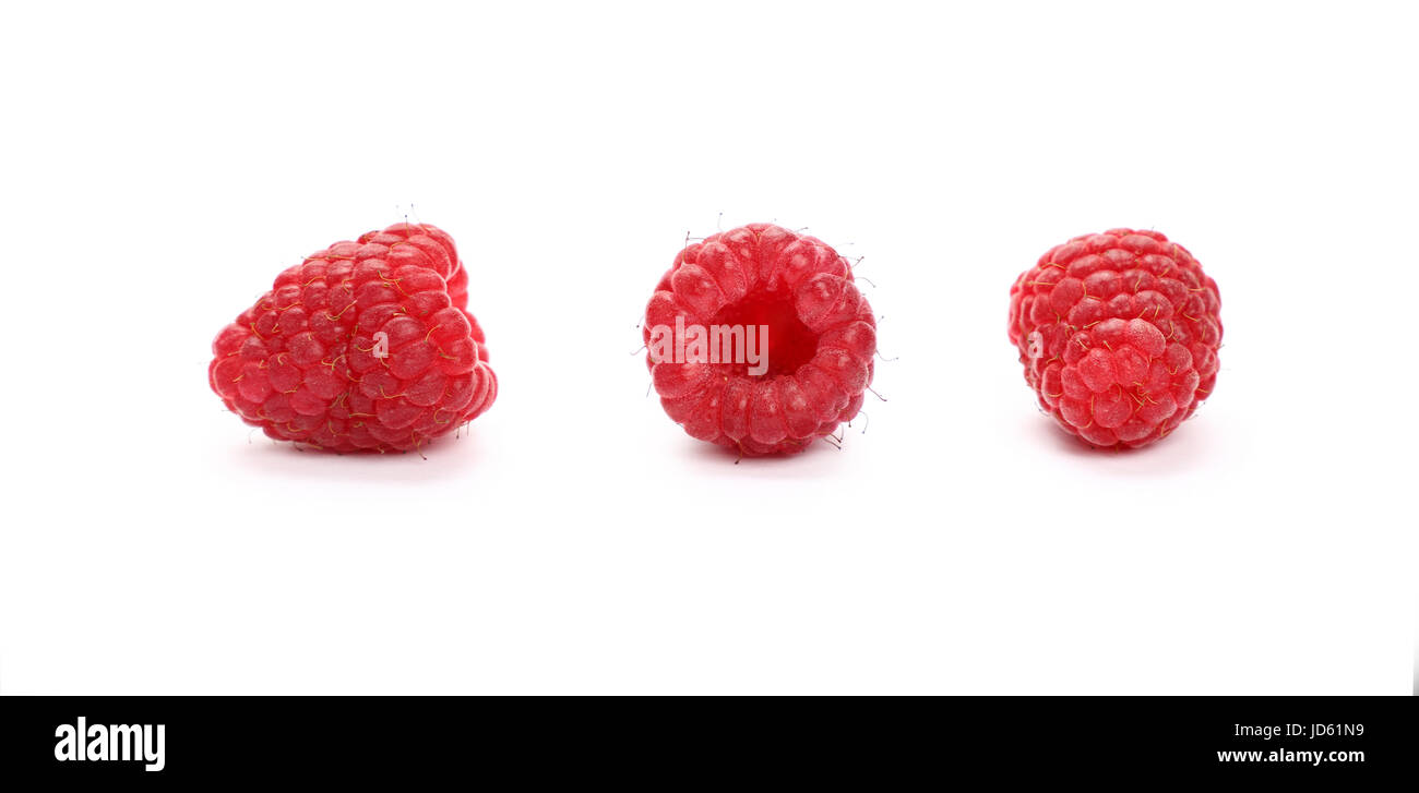 Tre freschi maturi rosso lampone maturo di frutti di bosco isolato su sfondo bianco, dettaglio chiudere fino in prospettive diverse e a basso angolo di visione Foto Stock