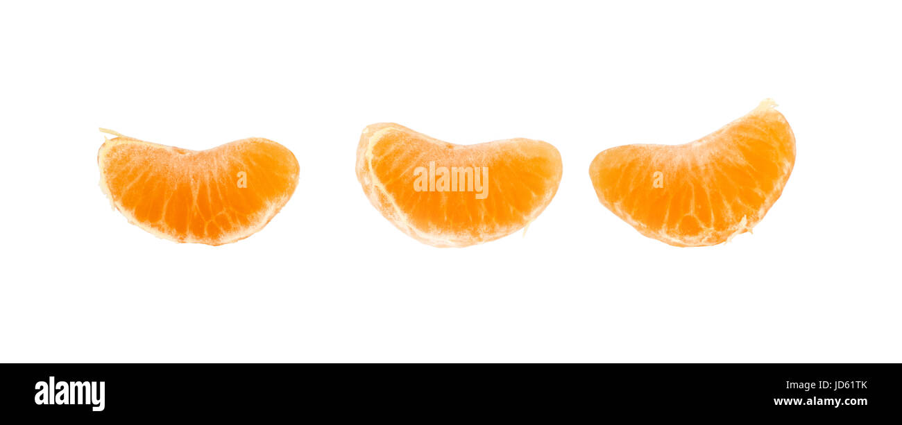 Tre distinti segmenti di cunei di fresco mandarino isolato su bianco, chiudere fino a basso angolo di visione Foto Stock