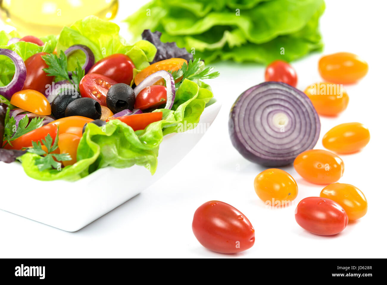 Ingredienti di origine vegetale sano lattuga - lattuga, olio di oliva, olive, pomodori e cipolla, prezzemolo. Foto Stock
