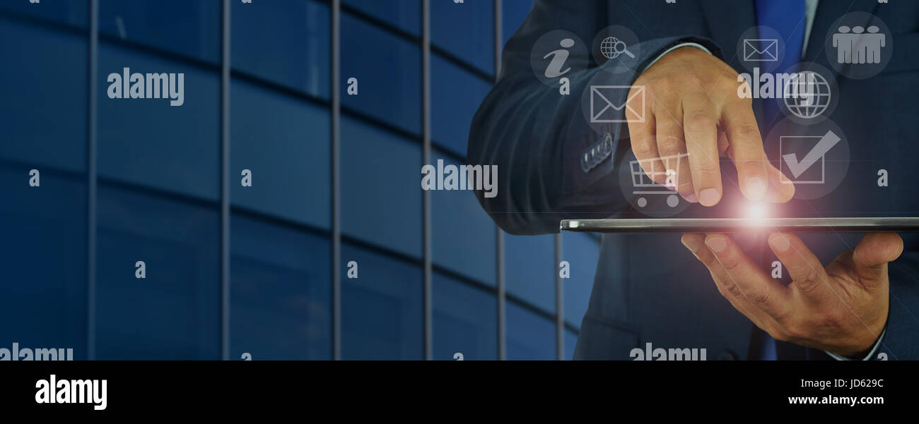 Banner - concetto moderno di gestione digitale - imprenditore tiene in mano una tavoletta digitale e gestisce le diverse divisioni della società th Foto Stock