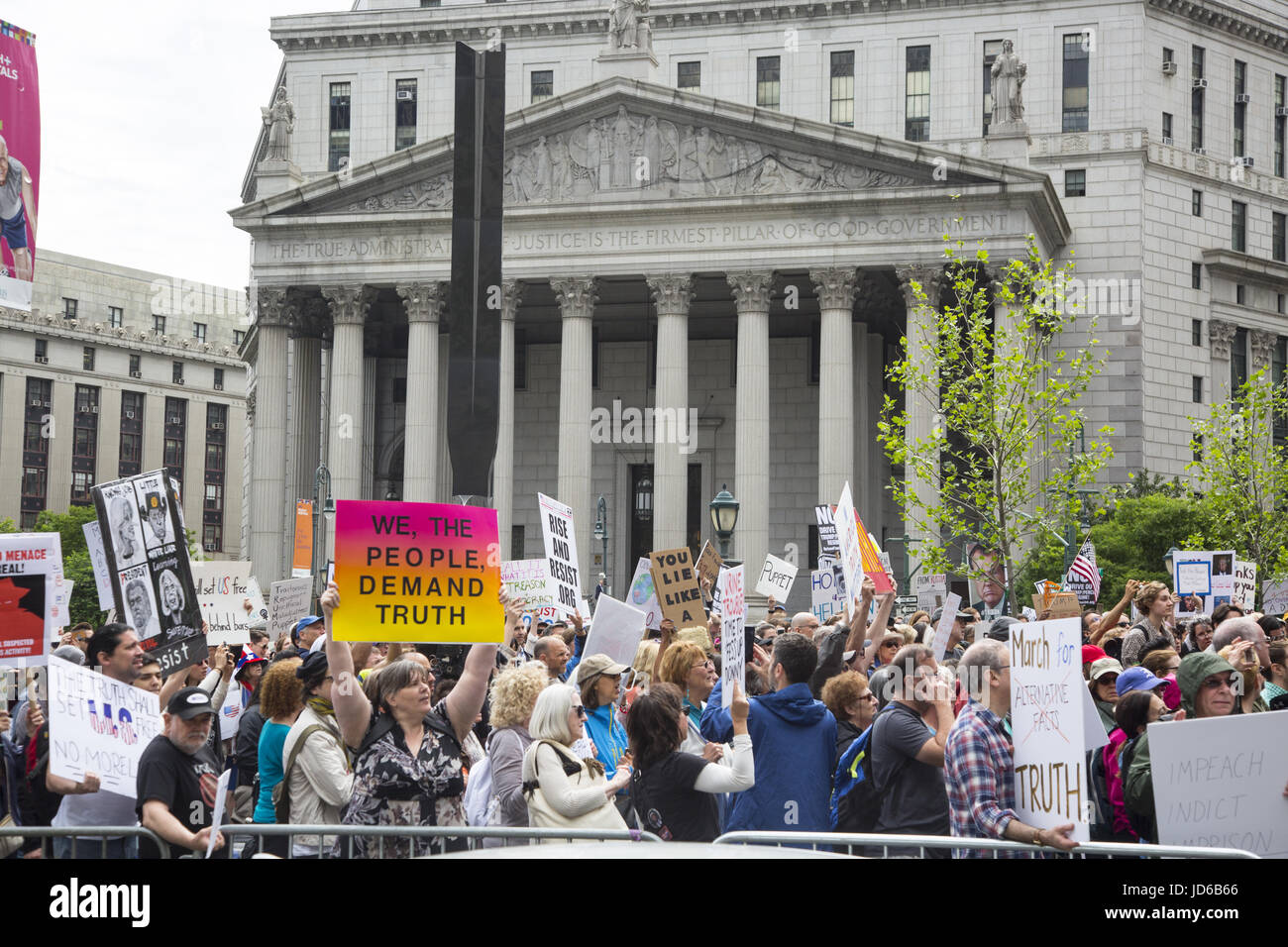 Marzo per la verità in NYC che ha iniziato dalla Feredal Courthouse in Lower Manhattan. I cittadini sono parlare le discutibili dichiarazioni e azioni provenienti dal presidente Trump e la sua amministrazione. Ci sono stati cortei simultanea in 100 città americane. Foto Stock