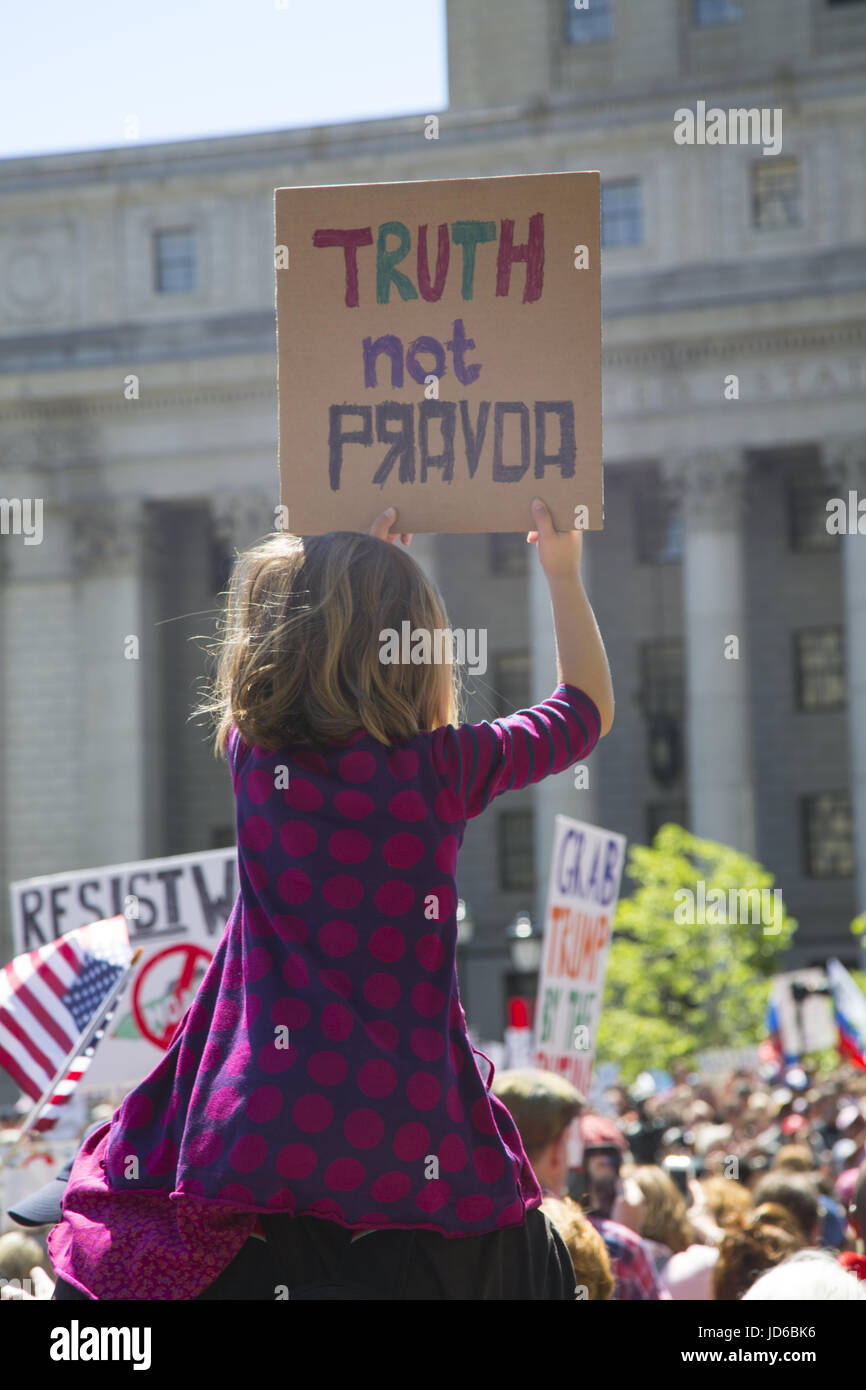 Marzo per la verità in NYC che ha iniziato dalla Federal Courthouse in Lower Manhattan. I cittadini sono parlare le discutibili dichiarazioni e azioni provenienti dal presidente Trump e la sua amministrazione. Ci sono stati cortei simultanea in 100 città americane. Foto Stock