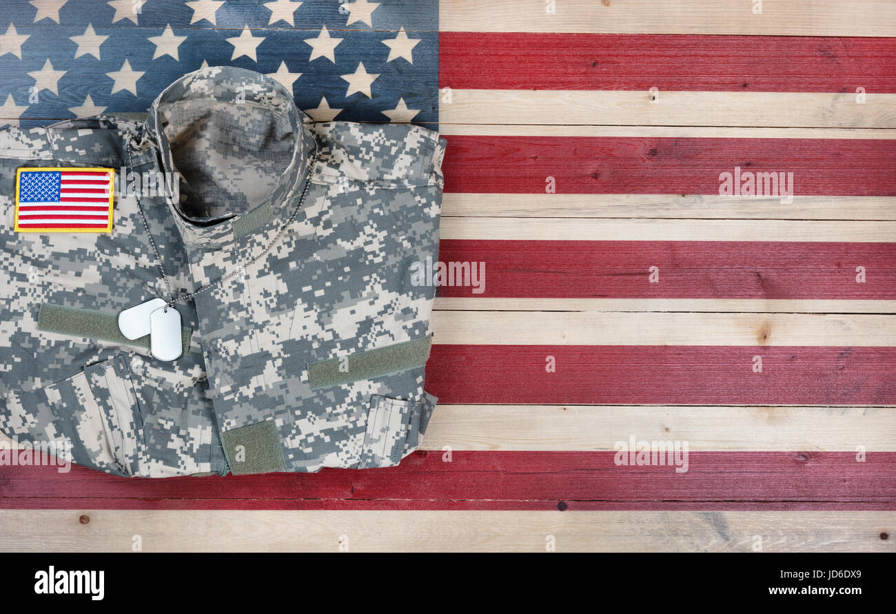 Stati Uniti uniforme militare su legno rustico bandiera nella piana del layout di visualizzazione Foto Stock