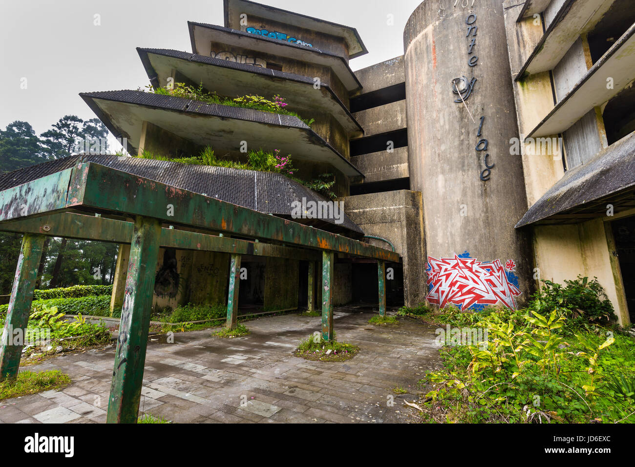 Rovina hotel abbandonato sull'isola di Sao Miguel Sao Miguel è parte dell'arcipelago delle Azzorre. Foto Stock