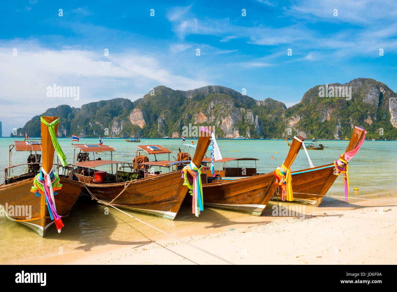 Koh Phi Phi island bay e longtail boat, Mare delle Andamane - Tailandia Foto Stock