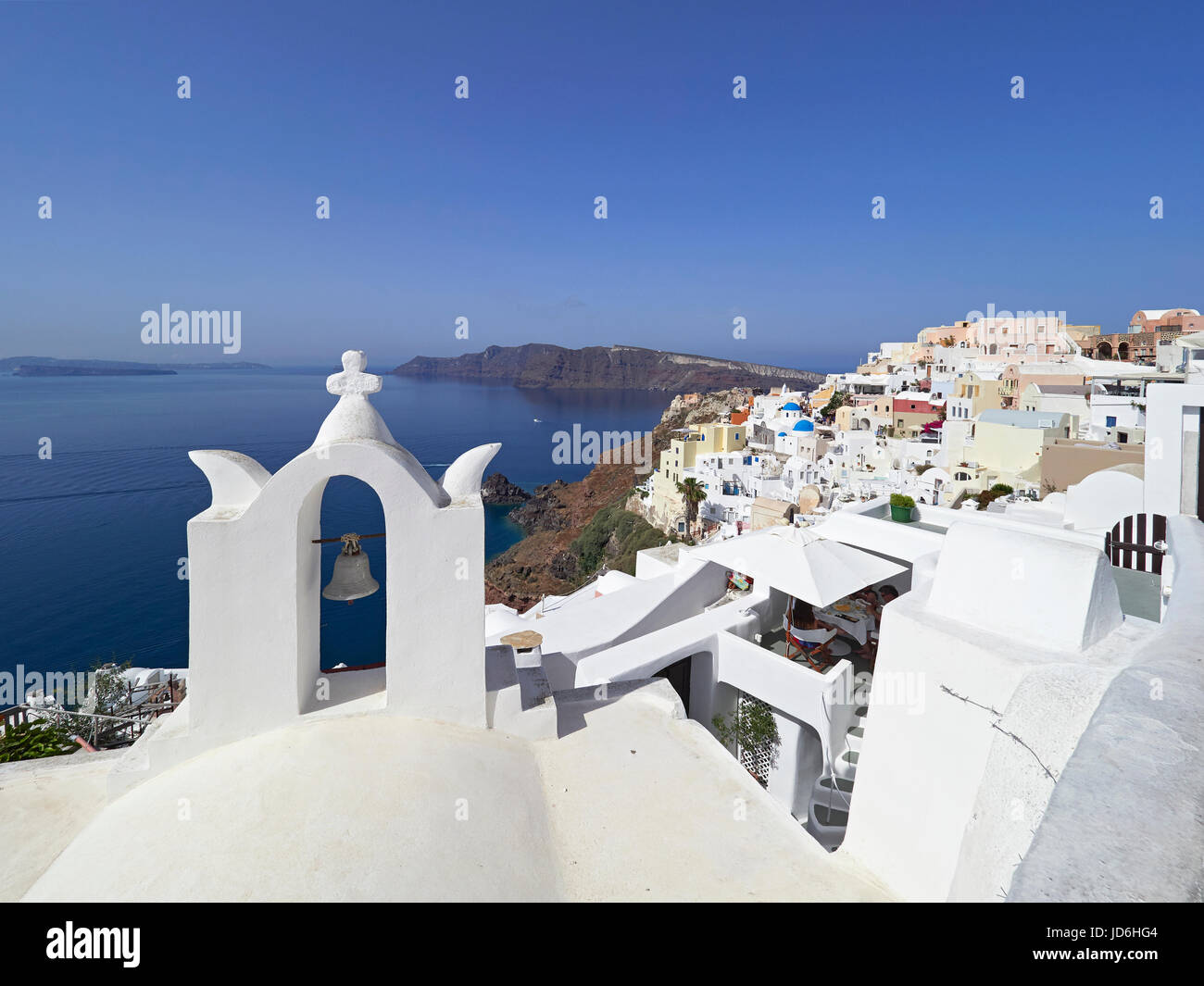 Santorini isola con una chiesa nella cittadina di Oia e il suo dipinto di bianco e blu di edifici Foto Stock