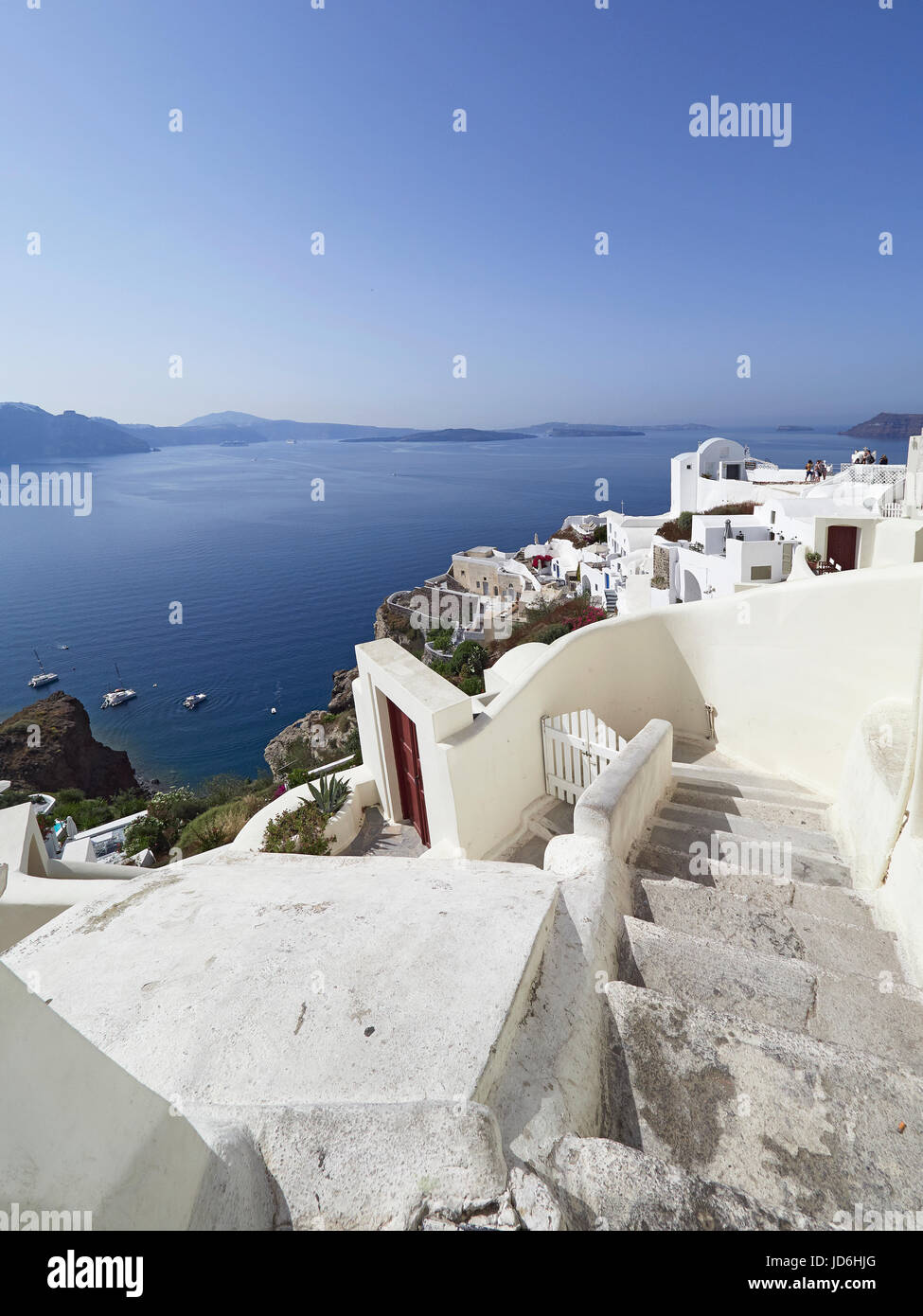 Isola di Santorini con la cittadina di Oia e il suo dipinto di bianco e blu di edifici Foto Stock