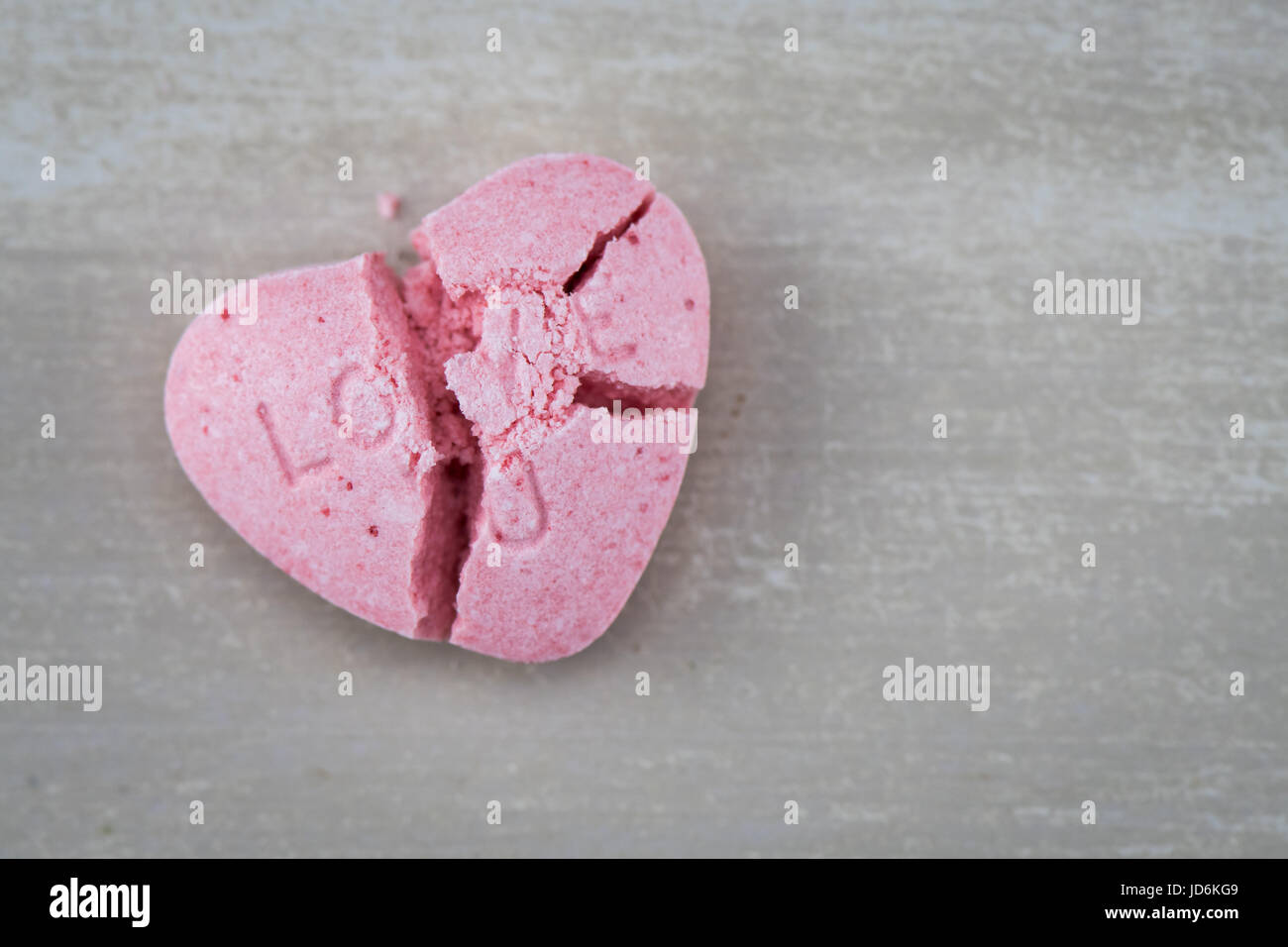Broken Love U Candy Cuore con spazio Copia a destra Foto Stock