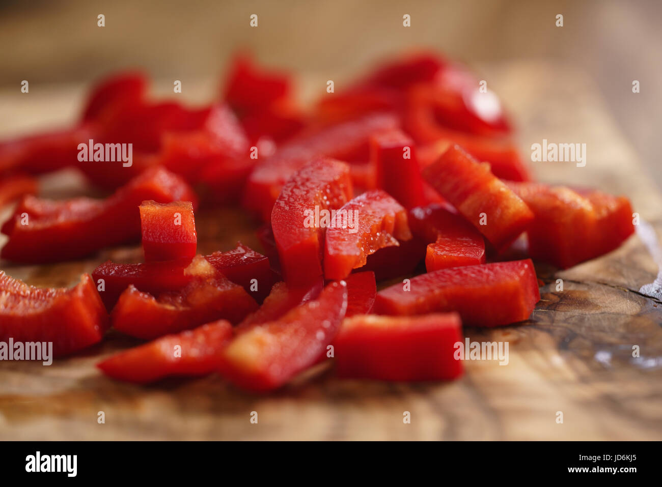 Peperone rosso a pezzetti sul bordo di taglio Foto Stock