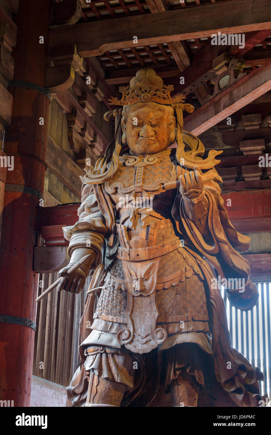 Komokuten, uno della coppia di custodi del Daibutsuden, Tōdai-ji Est Grande Tempio Foto Stock