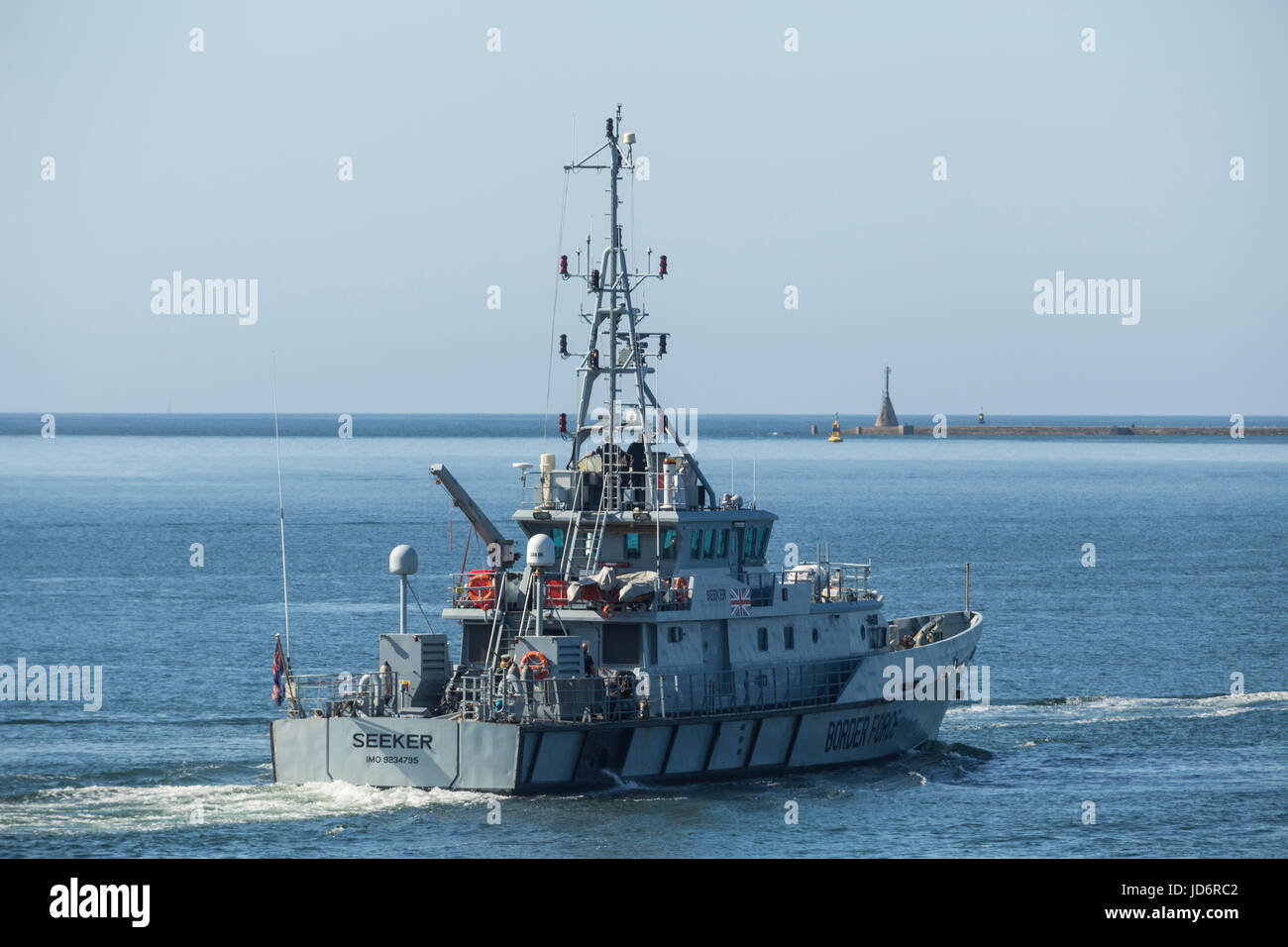 HMC cercatore, una polizia di frontiera doganale del Regno Unito cutter in partenza da Plymouth Sound. Foto Stock