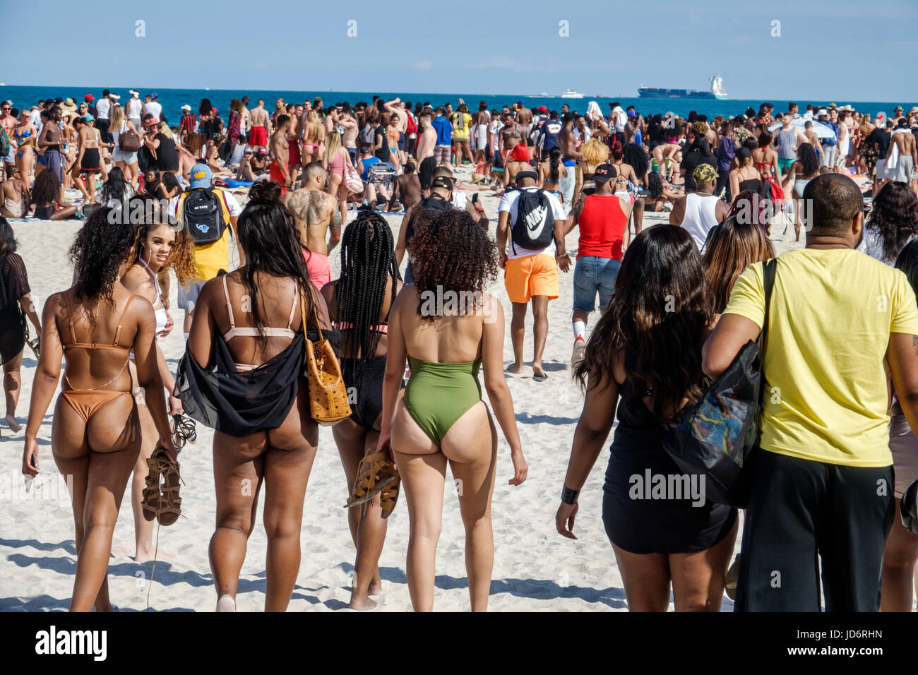 Miami Beach Florida,Atlantic Ocean Water,Spring Break,sabbia,Black Blacks African African African Ethnic minority,adulti uomo uomo uomini maschio,donna donne femmina Foto Stock
