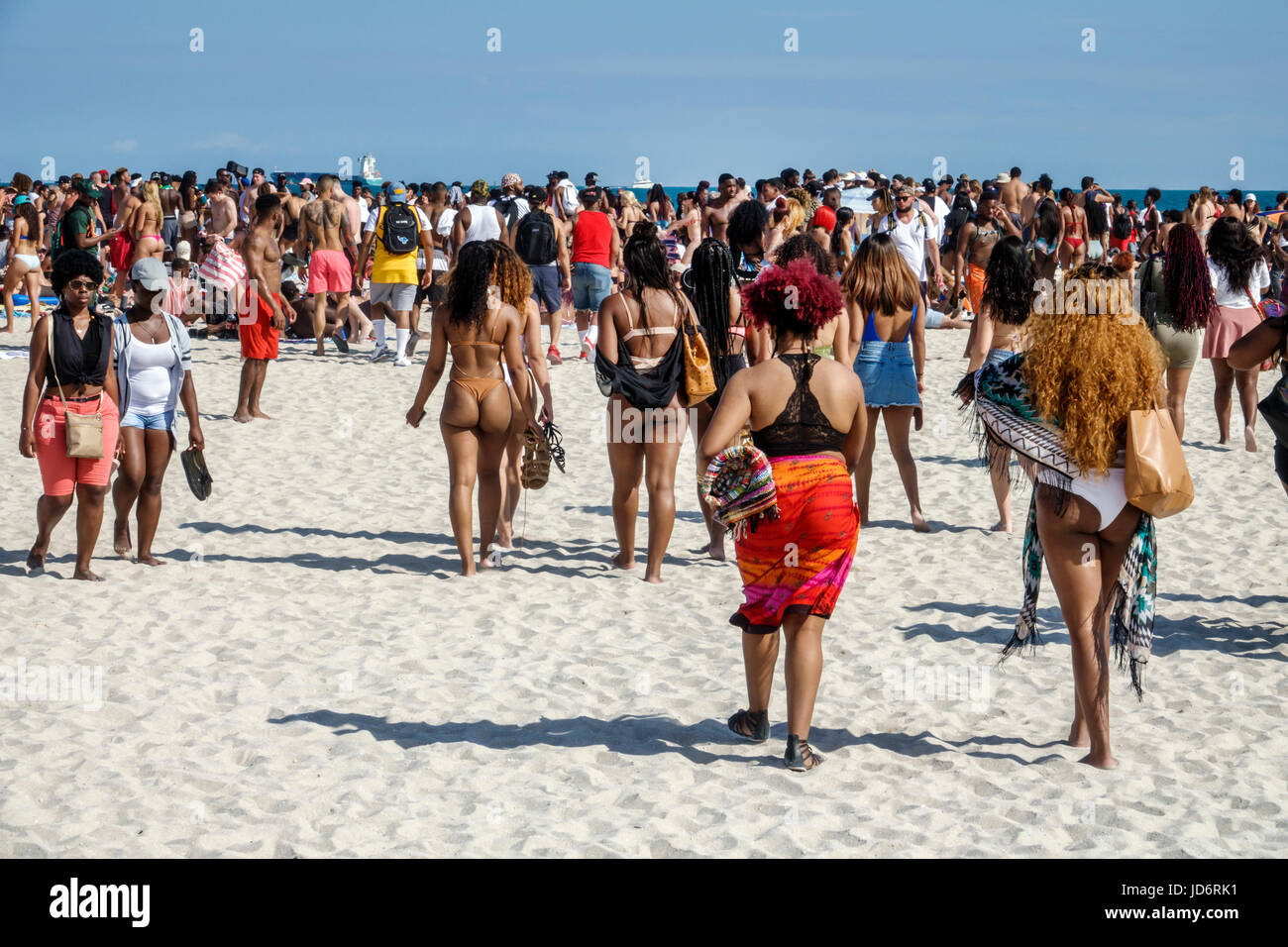 Miami Beach Florida,Atlantic Ocean Water,Spring Break,sabbia,Black Blacks African African African Ethnic minority,adulti uomo uomo uomini maschio,donna donne femmina Foto Stock