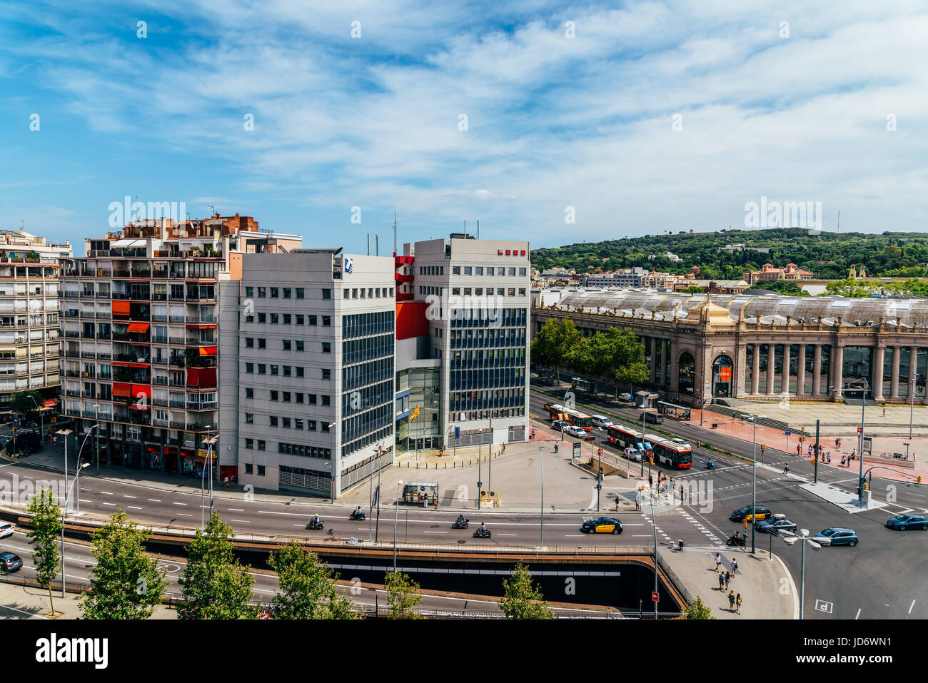 Barcellona, Spagna - Agosto 05, 2016: Antenna Vista panoramica del traffico elevato e persone nel centro di Barcellona città della Spagna. Foto Stock