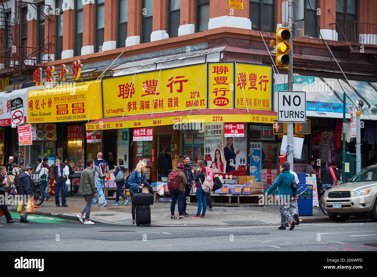 NEW YORK CITY - Ottobre 02, 2016: primo piano del negozio cinese all'angolo di Grand Street e Bowery a Chinatown con molte persone su strada Foto Stock