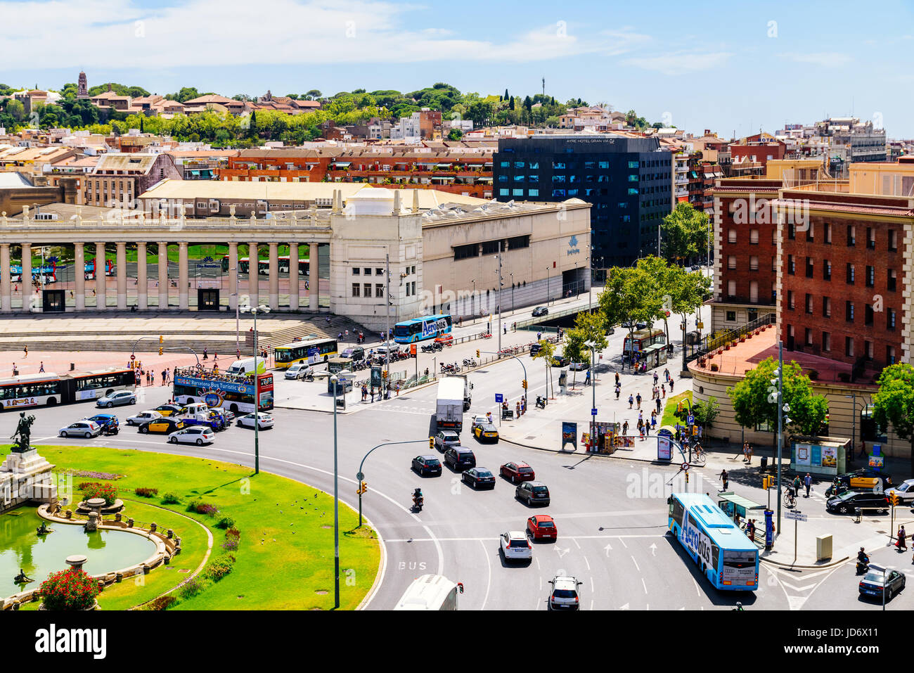 Barcellona, Spagna - Agosto 05, 2016: Antenna Vista panoramica del traffico elevato e persone nel centro di Barcellona città della Spagna. Foto Stock