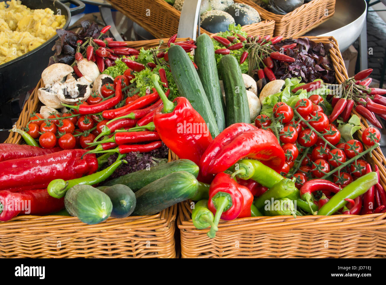 Ortaggi freschi: pomodori, cetrioli e lattuga, peperoni, champignon nel cestello alla strada del mercato di fattoria, Frankfurt am Main, Germania. Foto Stock