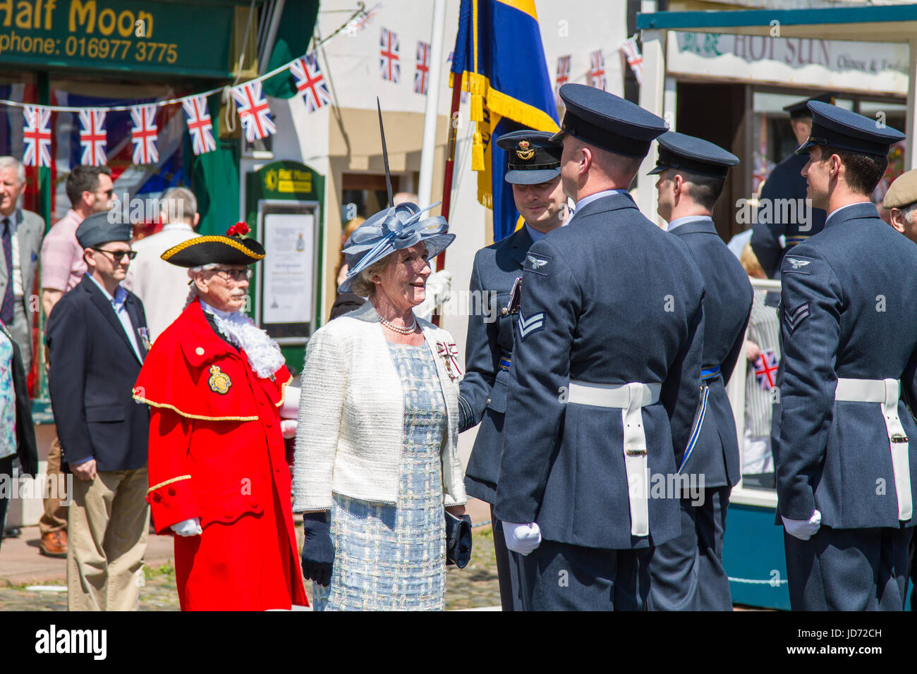 Brampton, UK. Il 18 giugno, 2017. RAF Spadeadam ha ricevuto la libertà di Brampton Giu 18 2017. Il Lord Luogotenente di Cumbria, Claire Hensman e comandante della stazione di Wing Commander Ruari Henderson-Begg, ispezionare le truppe alla cerimonia di credito: Andrew Cheal/Alamy Live News Foto Stock