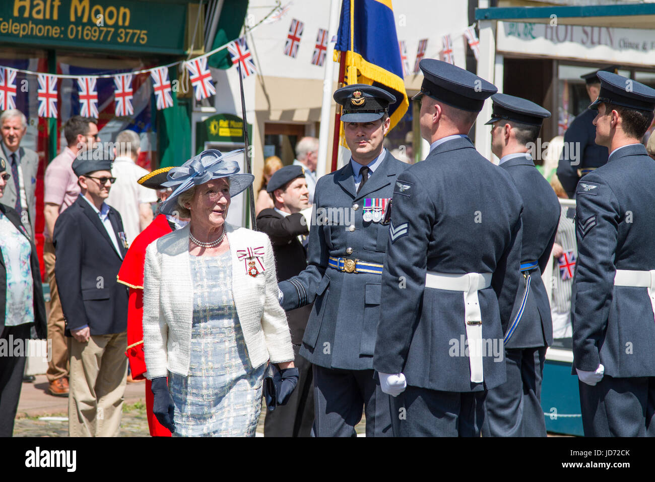 Brampton, UK. Il 18 giugno, 2017. RAF Spadeadam ha ricevuto la libertà di Brampton Giu 18 2017. Il Lord Luogotenente di Cumbria, Claire Hensman e comandante della stazione di Wing Commander Ruari Henderson-Begg, ispezionare le truppe alla cerimonia di credito: Andrew Cheal/Alamy Live News Foto Stock