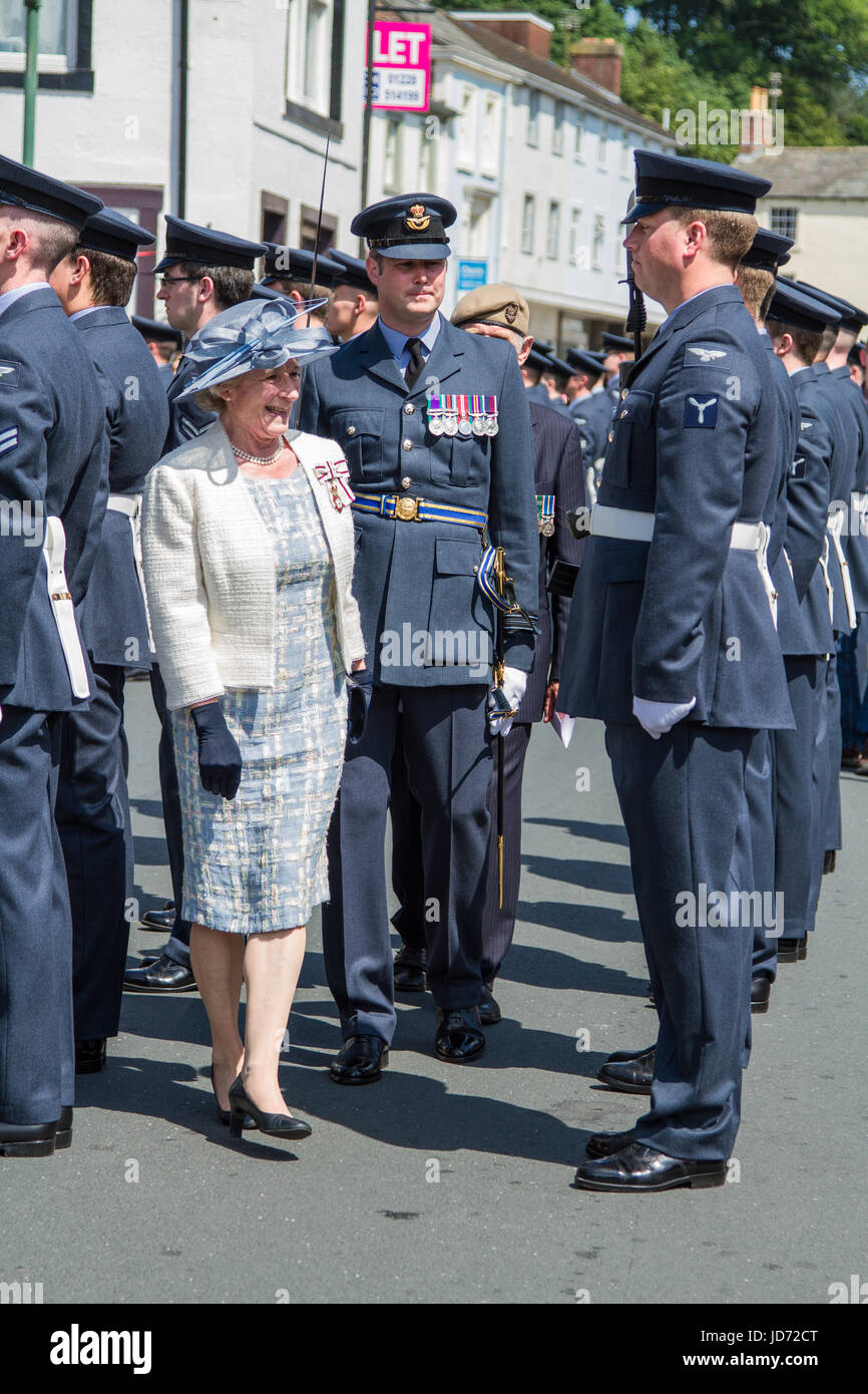 Brampton, UK. Il 18 giugno, 2017. RAF Spadeadam ha ricevuto la libertà di Brampton Giu 18 2017. Il Lord Luogotenente di Cumbria, Claire Hensman e comandante della stazione di Wing Commander Ruari Henderson-Begg, ispezionare le truppe alla cerimonia di credito: Andrew Cheal/Alamy Live News Foto Stock