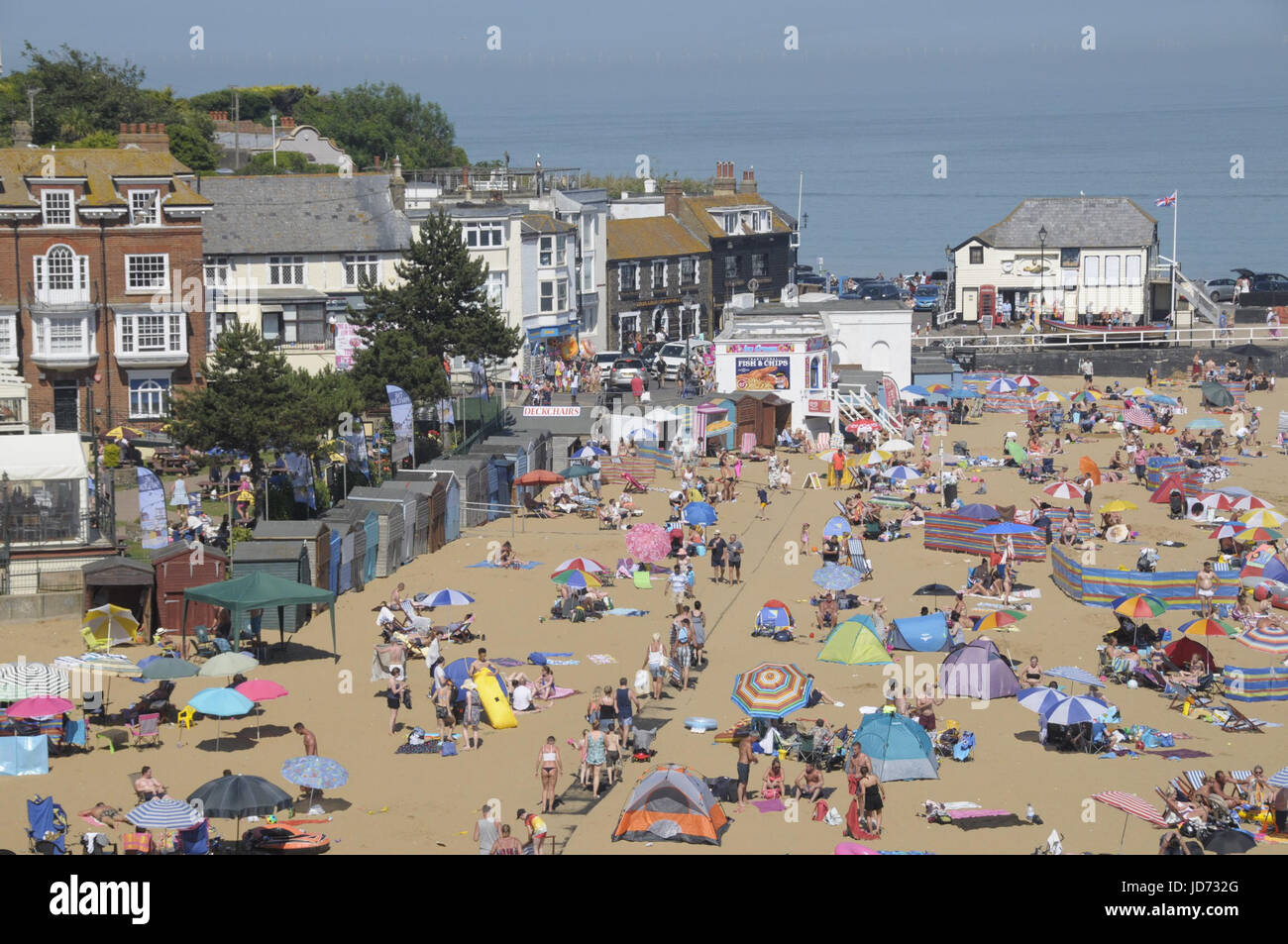 Broadstairs Kent. Il 18 giugno 2017. Le persone fanno la maggior parte del sole a Viking Bay, Broadstairs, su uno dei giorni più caldi dell'anno finora. Credito: Steven Sheppardson/Alamy Live News Foto Stock