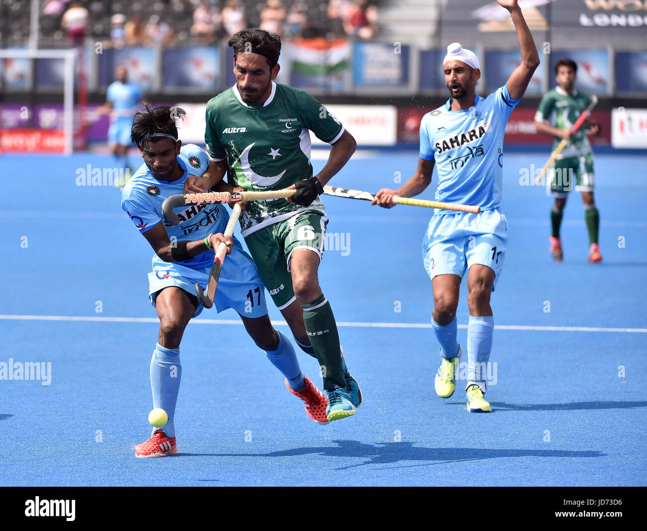 Londra Inghilterra - Giugno 18, 2017: SUMIT (IND) tenta di bloccare ABBAS Tasawar (PAK) durante l'eroe del Mondo di Hockey League Semi-Final (uomini) Pakistan v India a Lee Valley Hockey e il Centro Tennis di domenica. Foto : Taka G Wu Foto Stock