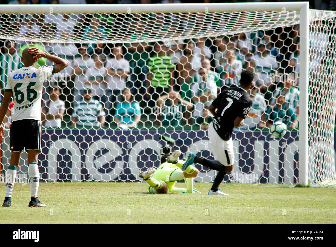 Curitiba, Brasile. Il 18 giugno, 2017. Goal annullato da Jô per Corinthias contro Coritiba. Il riscontro e tutto il team di Corinzi ha lamentato un sacco circa la cancellazione dell'obiettivo. X Coritiba corinzi, gioco valido per il 8° round del campionato brasiliano 2017, tenutosi a Estádio grandi Antonio Couto Pereira a Curitiba, PR. Credito: Guilherme Artigas/FotoArena/Alamy Live News Foto Stock