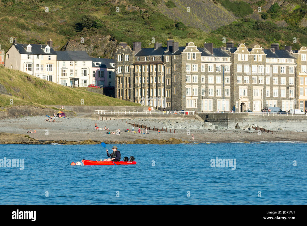 Un uomo kayak a Aberystwyth lungomare Foto Stock