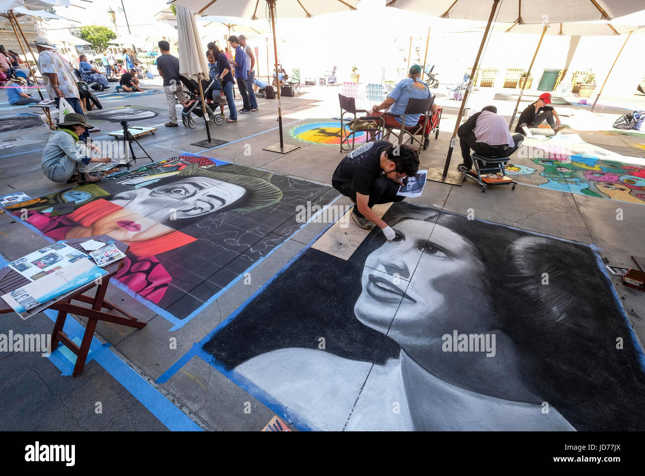 Los Angeles, Stati Uniti d'America. Il 18 giugno, 2017. Un artista (R) anteriore funziona su un ritratto del film Star Wars character Principessa Leia durante il venticinquesimo annuale di Pasadena Chalk Festival in Los Angeles, Stati Uniti, 18 giugno 2017. Centinaia di artisti utilizzati più di 25.000 bastoncini di gesso pastello a creare la vita-size murales sul marciapiede della città. Credito: Zhao Hanrong/Xinhua/Alamy Live News Foto Stock