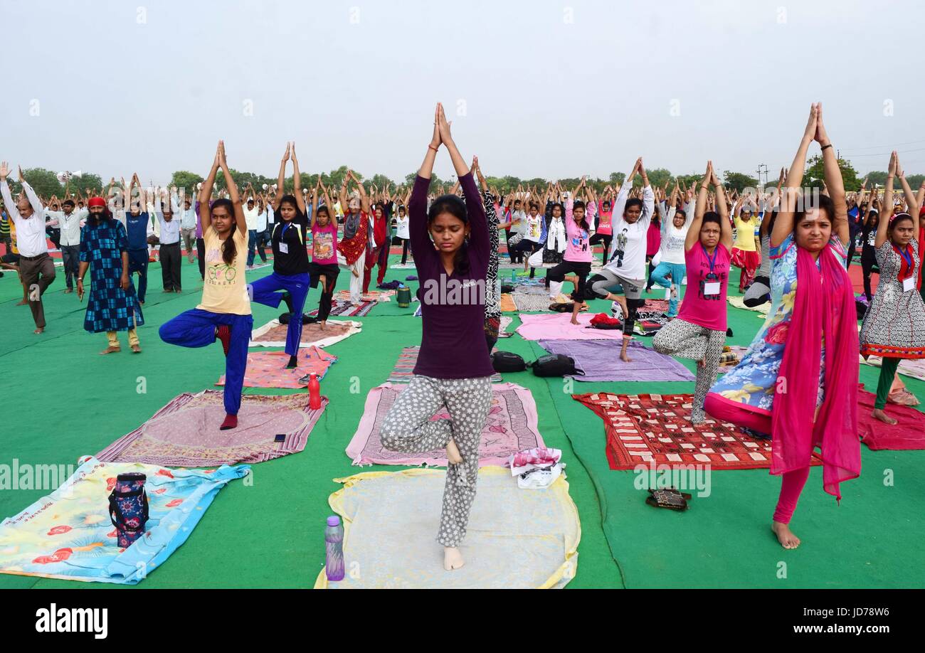 Giugno 19, 2017 - Allahabad, Uttar Pradesh, India - Allahabad: gente pratica Yoga davanti a ''International Yoga giorno'' in Allahabad su 19-06-2017, Giornata Internazionale di Yoga (Hindi: Antarastriya dive di Yoga), o comunemente e ufficiosamente indicato come giorno di Yoga, viene celebrata ogni anno il 21 giugno sin dal suo inizio nel 2015. Una giornata internazionale di yoga è stato dichiarato all'unanimità dall'Assemblea generale delle Nazioni Unite (AGNU) il 11 dicembre 2014. Lo Yoga è un fisico, mentale, e/o della pratica spirituale attribuito principalmente in India. Il Primo Ministro indiano Narendra modi nel suo indirizzo DELLE NAZIONI UNITE ha suggerito la d Foto Stock