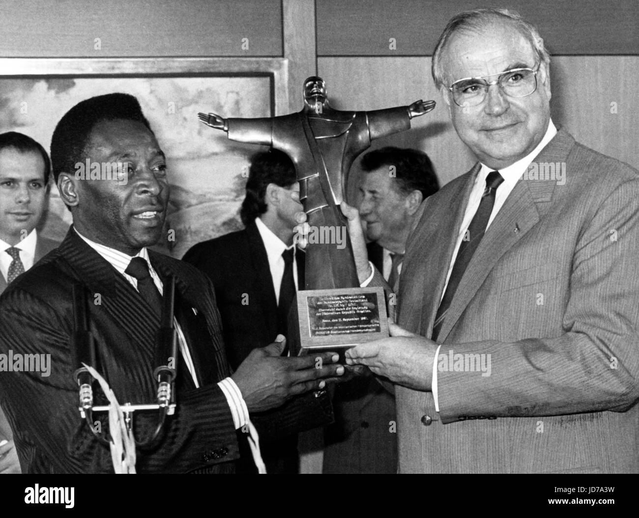 Archivio - l'ex cancelliere tedesco Helmut Kohl (R) riceve una statua in miniatura della famosa statua di Cristo dal calcio brasiliano Pelè giocatore a Bonn, Germania, 11 settembre 1987. Kohl scomparso all'età di 87 in Eggershaim il 16 giugno 2017. Egli era il Cancelliere per 16 anni e capo del partito CDU per un quarto di secolo. Foto: Peter Popp/dpa Foto Stock