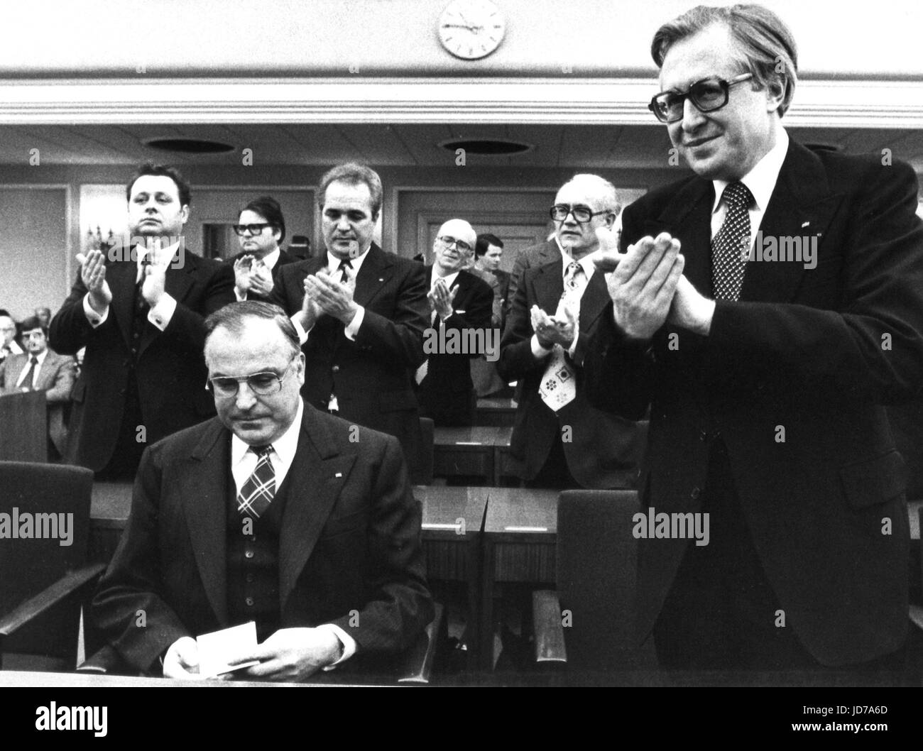 Archivio - l'ex cancelliere tedesco Helmut Kohl stabilisce il suo ufficio di primo ministro della Renania Palatinato con un discorso di commiato a Mainz, Germania, 2 dicembre 1976. L' allora ministro della Cultura Dr. Bernhard Vogel (R) è stato chiamato come il successore. Kohl è andato in parlamento come leader dell'opposizione a Bonn. Kohl scomparso all'età di 87 in Eggershaim il 16 giugno 2017. Egli era il Cancelliere per 16 anni e capo del partito CDU per un quarto di secolo. Foto: Roland Witschel/dpa Foto Stock