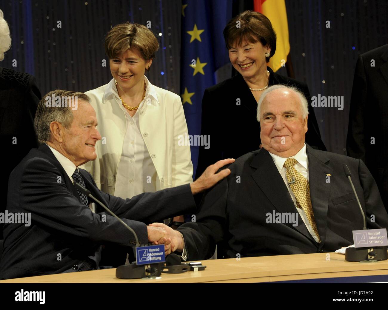 Berlino, Germania. 31 ott 2009. Archivio - l'ex cancelliere tedesco Helmut Kohl (M) e l'ex presidente degli Stati Uniti George Bush senior può essere visto durante una festosa ora della Fondazione Konrad Adenauer a Berlino (Germania), 31 ottobre 2009. Kohl scomparso all'età di 87 in Eggershaim il 16 giugno 2017. Egli era il Cancelliere per 16 anni e capo del partito CDU per un quarto di secolo. Foto: Tim Brakemeier/dpa/Alamy Live News Foto Stock