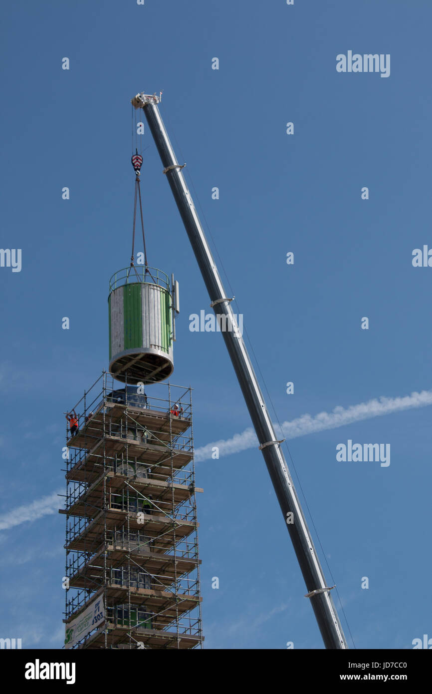 Morecambe, Lancashire, Regno Unito, 19 giugno 2017 a 250 tonnellata gru solleva la prima sezione delle ventole di terra di frontiera Amusement Park Ride fuori dalla parte superiore della torre di Polo a Morecambe. La torre si sono andati in tre giorni di tempo, lasciando il parco dei divertimenti di sito chiaro per la riconversione, è stato chiuso nel 1999 e viene attualmente ristrutturato ed è destinata a diventare un nuovo retail park Credit: David Billinge/Alamy Live News Foto Stock