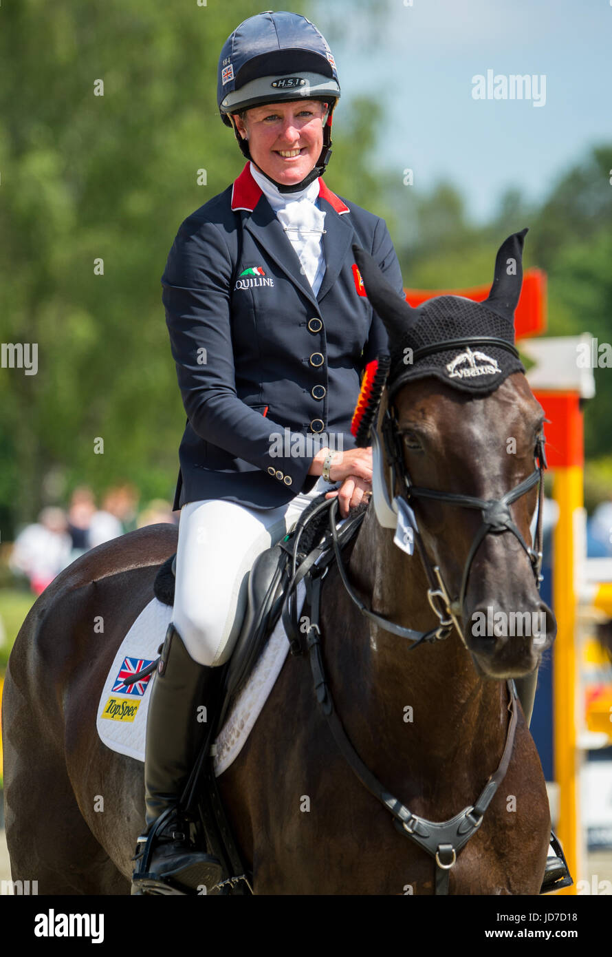 Il Britannico atleta equestre Nicola Wilson si siede a cavallo del suo cavallo Bulana a livello internazionale a quattro stelle di concorrenza per la gestione degli eventi in Luhmuehlen, Germania, 18 giugno 2017. Foto: Philipp Schulze/dpa Foto Stock