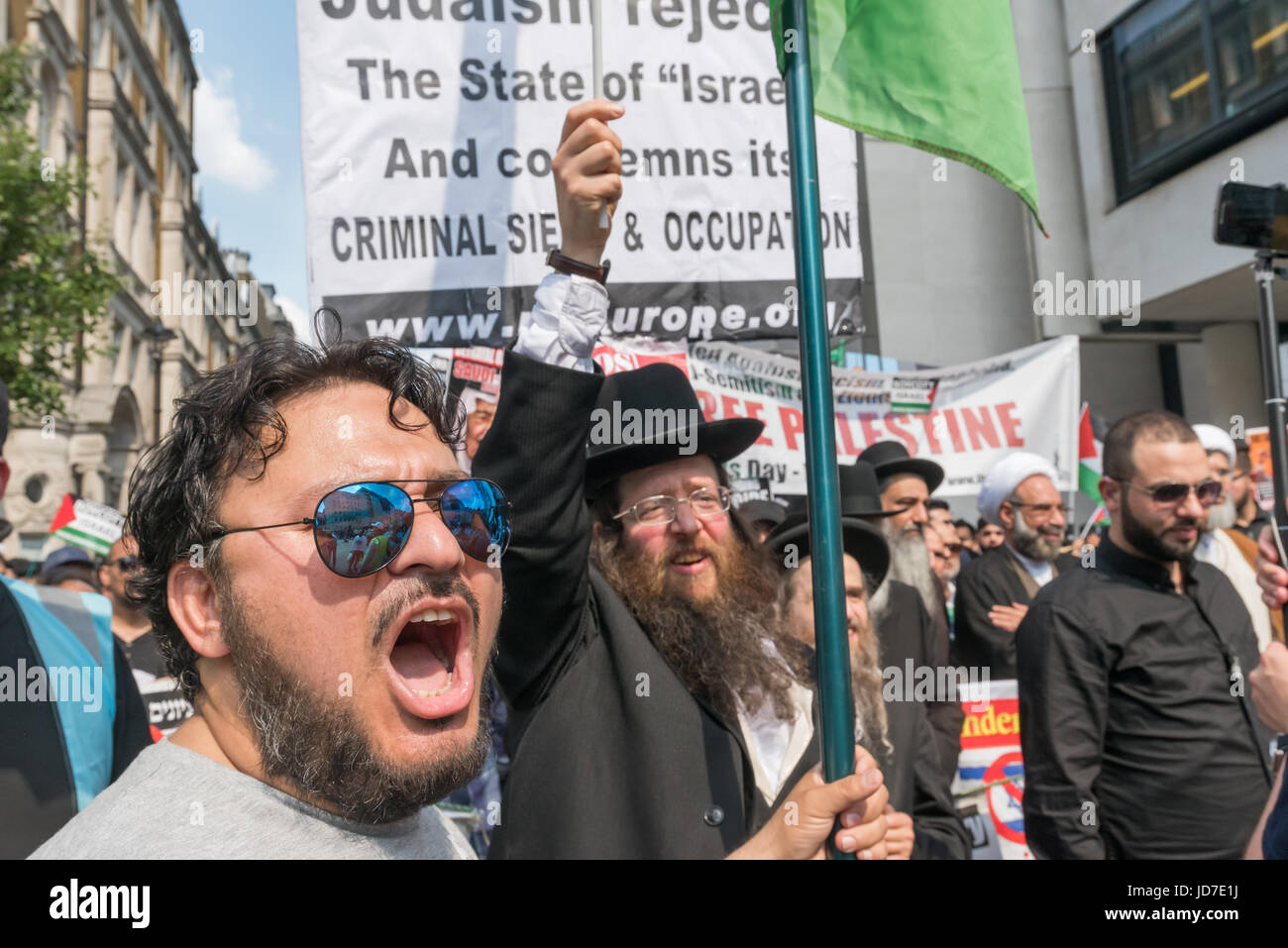 Giugno 18, 2017 - Londra, Regno Unito - Londra, Regno Unito. Il 18 giugno 2017.persone all'inizio dell'annuale Al Quds (Gerusalemme) giorno di marzo a Londra per rispondere alle osservazioni da una manciata di Sionisti attraversata la strada. Il mese di marzo è stato frequentato da diverse migliaia di tutto il paese. Organizzato dal Comitato Quds con la Commissione islamica per i diritti dell'uomo e supportata da diversi gruppi tra cui l'arresto della coalizione bellica, associazione musulmana di Bretagna e gli ebrei per boicottare merci israeliane era guidato da imam e Neturei Karta anti-sionista di ebrei, è chiamato per la libertà per la Palestina e per tutti i popoli oppressi di ac Foto Stock