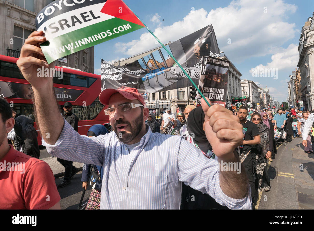 Giugno 18, 2017 - Londra, Regno Unito - Londra, Regno Unito. Il 18 giugno 2017. Una manciata di manifestanti avevano stava attraversando la strada e gridato insulti Al Quds marzo come si è formata fino in prossimità della BBC. Come il mese di marzo è venuto vicino a Oxford Circus, intorno 30 Sionisti tenendo bandiere israeliane spostato per bloccare la strada. I dimostranti arrestato, commentando che non essendo il contenuto con occupando la Palestina, Sionisti ora ha voluto occupare Regent St, e aspettato pazientemente per le forze di polizia per cancellare la strada. Quando la polizia era molto lento e per farlo, dimostranti seduto giù in strada e hanno tenuto la loro prevista minuto di silenzio e di raccoglimento per Grenfell prima torre Foto Stock